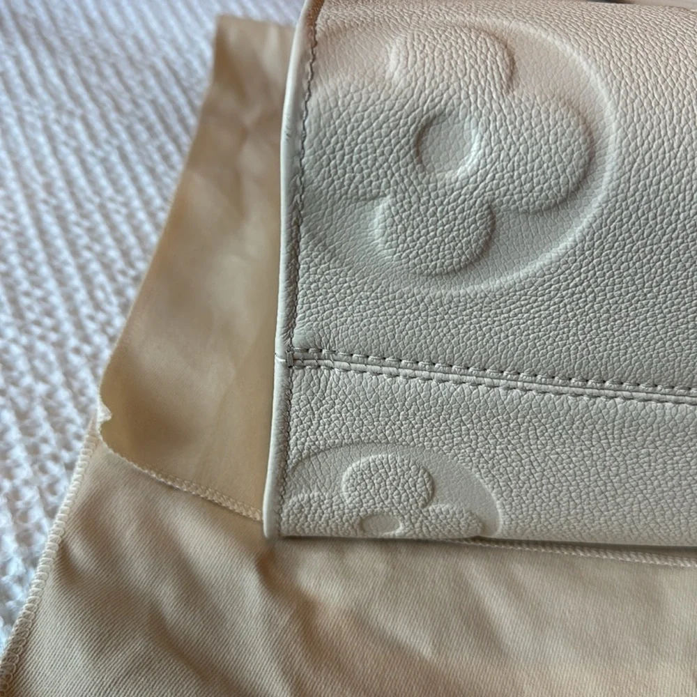 Louis Vuitton OnTheGo MM Cream Tote w/ box and dust bag - Picture 10 of 16